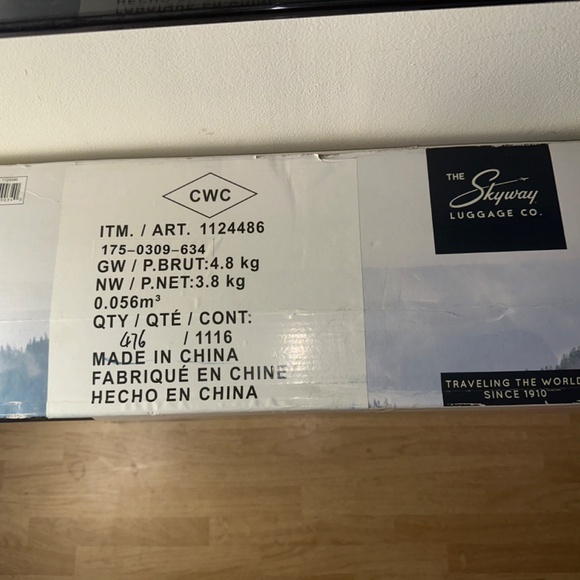 THE SKYWAY LUGGAGE CO. GLOBE TREKKER TWO COMPARTMENT ROLLING DUFFEL ITEM 1124486 - Picture 8 of 10